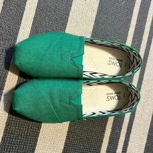 NWOT Toms shoes - in a Kelly green color
